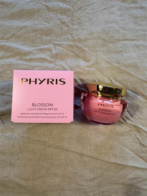 Blossom Light Cream SPF20